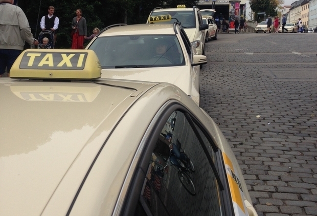 Taxis an Taxistand, Symbolfoto