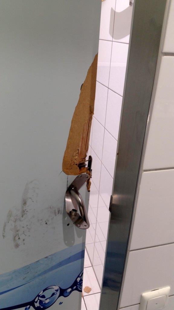 Toilettentür ist aufgebrochen, Foto: Bundespolizei München