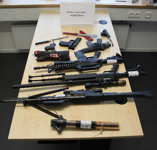 Die beschlagnahmten Waffen , Die beschlagnahmten Waffen - Foto: Polizei