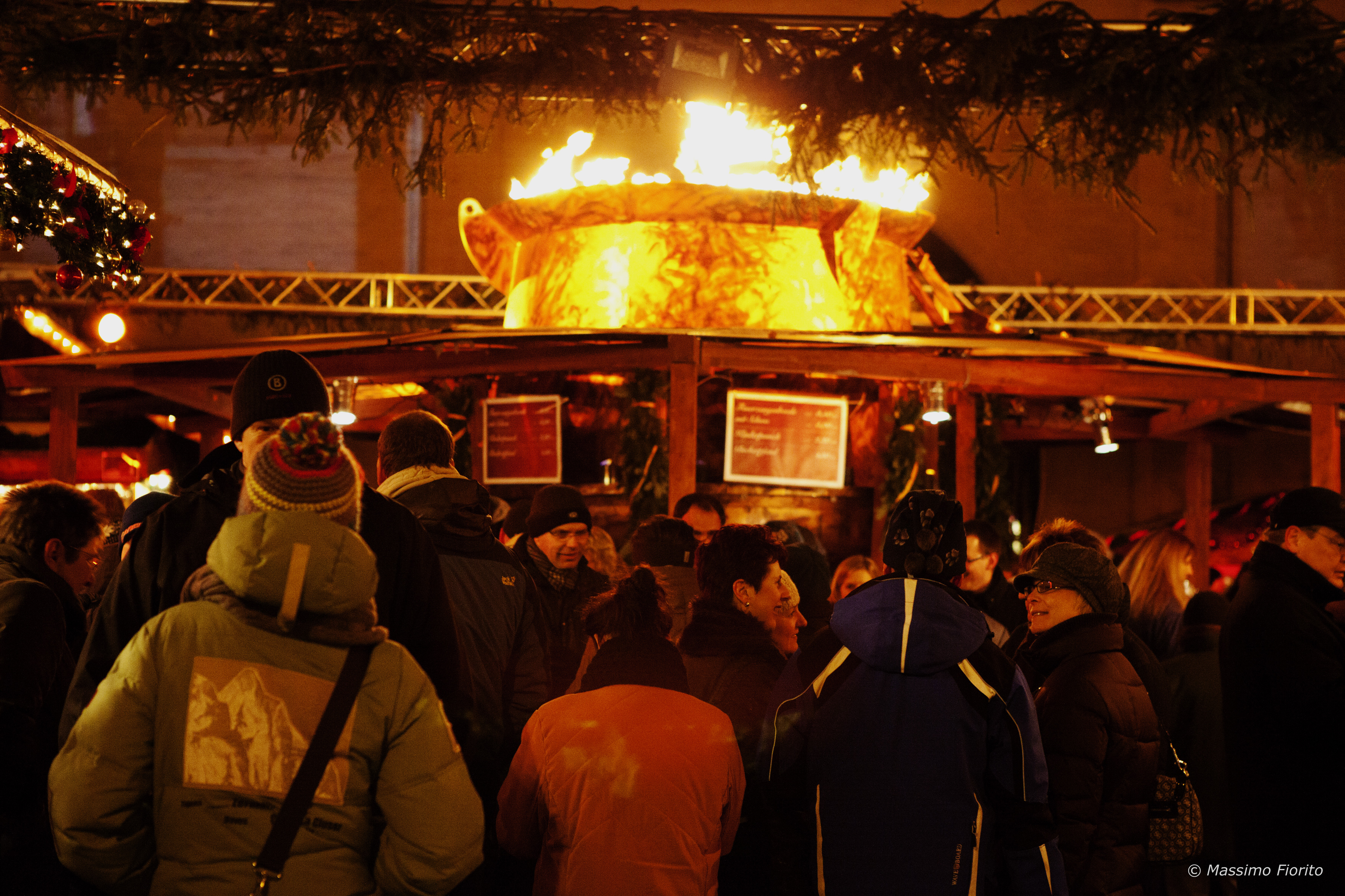 feuerzangenbowlen kessel am isartor mit Menschen im vordergrund, Massimo Fiorito