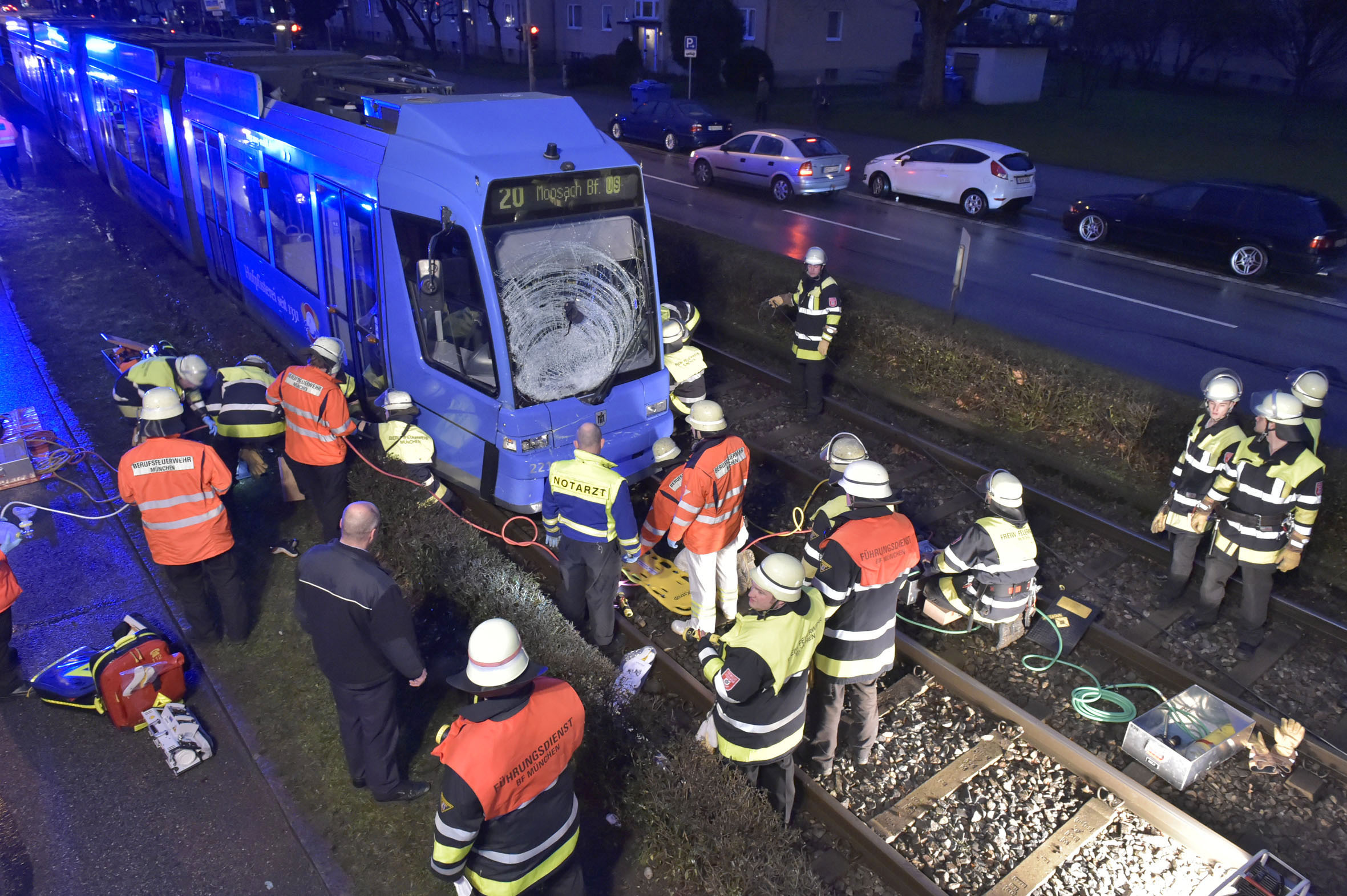 Einsatzfoto Feuerwehr Tramlinie 20 Moosach, Foto der Berufsfeuerwehr München