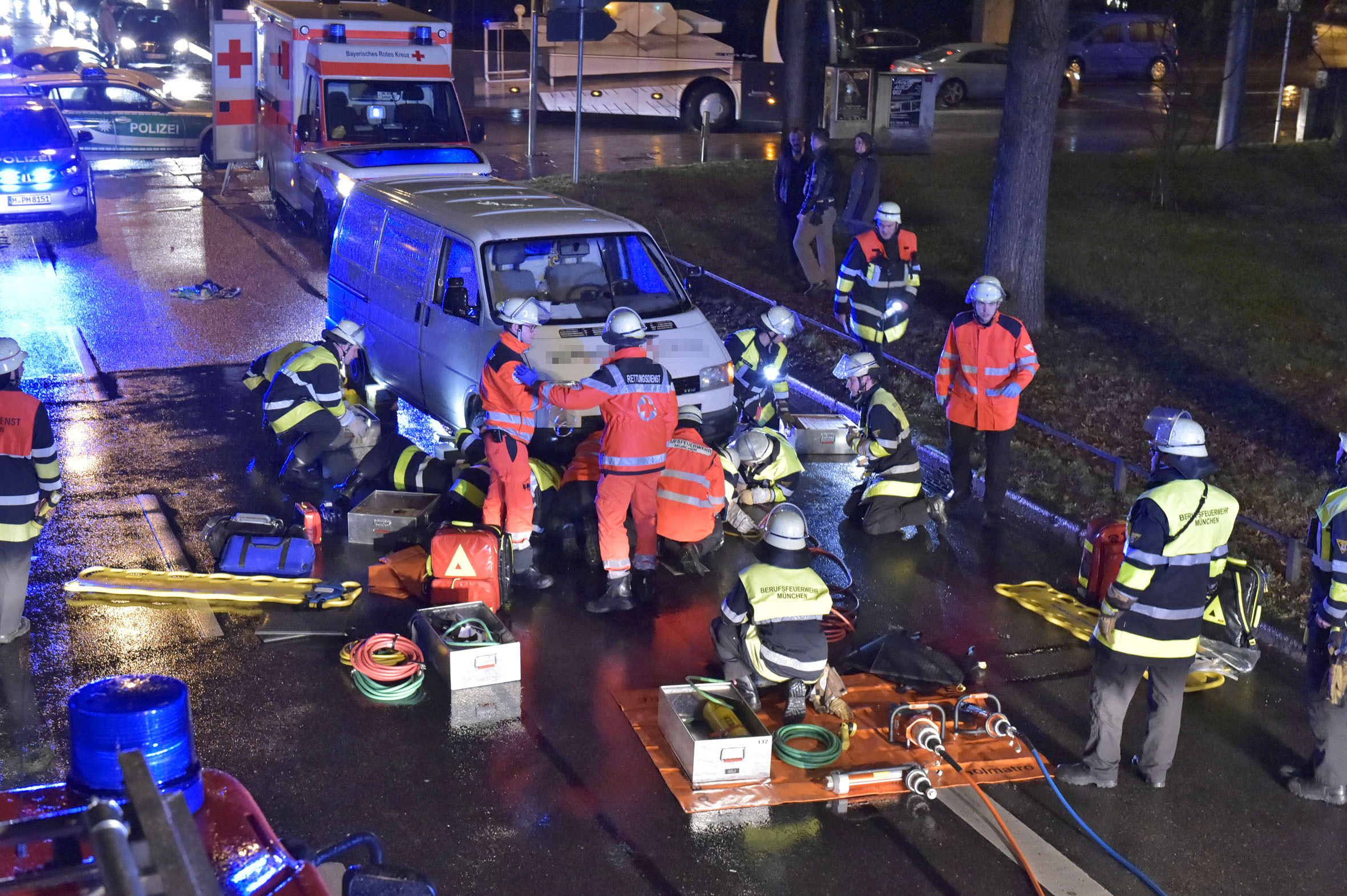 unfall maximilianstraße frau von transporter ueberrollt, Foto der Berufsfeuerwehr München