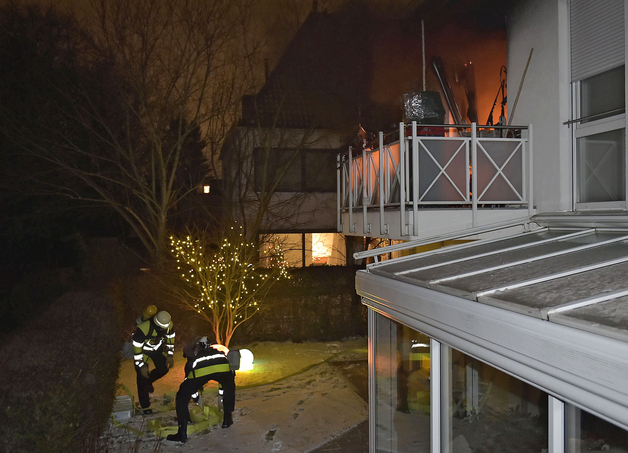 Wohnungsbrand in harlaching einsatzkräfte im garten, Berufsfeuerwehr München