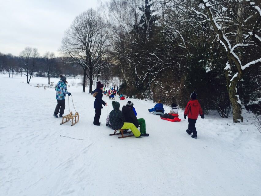 kinder im schnee mit schlitten, Kinder im Westpark