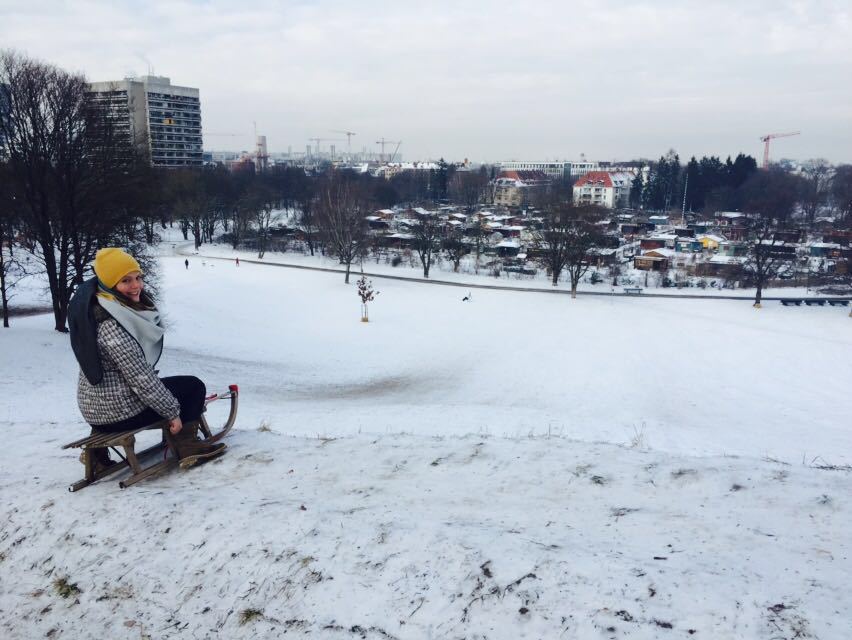 anja auf schlitten auf luitpoldüpgel in schneelandschaft, Unsere Redakteurin testet für uns das Rodeln im Luitpoldpark