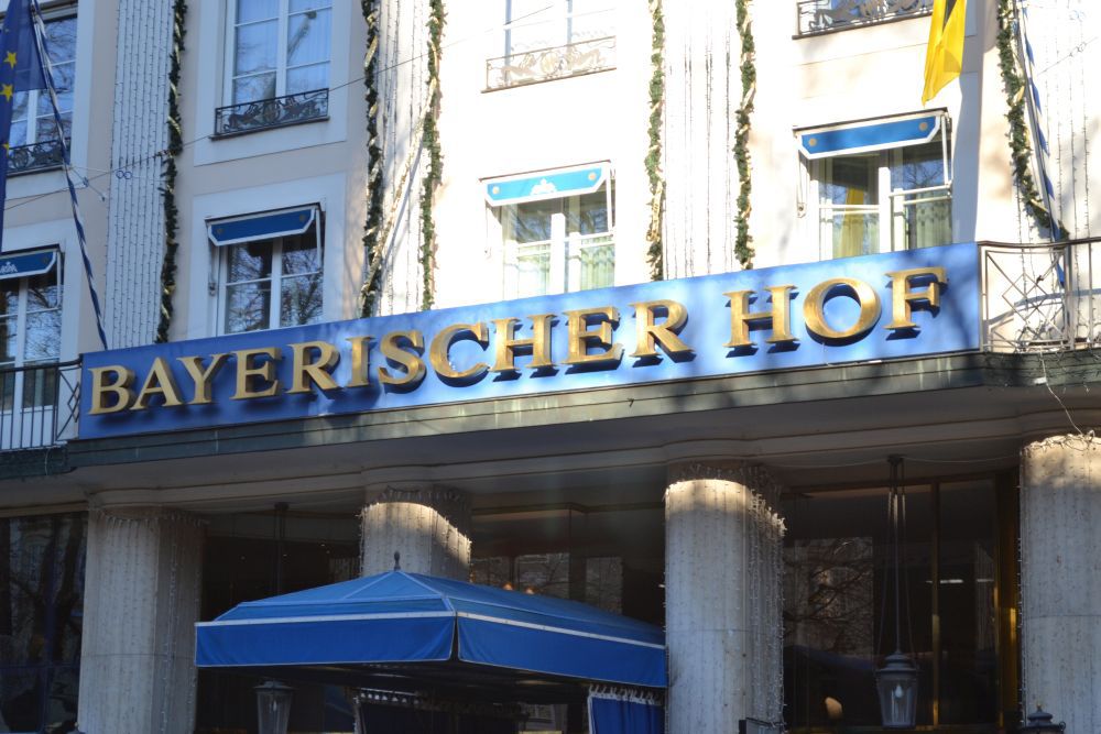 schriftzug bayerischer hof am eingang des hotels auf blauem hintergrund, Bayerischer Hof