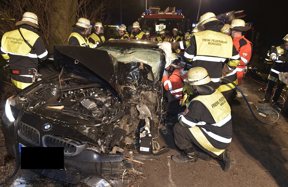 Einsatz Müllerstraße 18-Jährige in BMW eingeklemmt, Foto der Berufsfeuerwehr München
