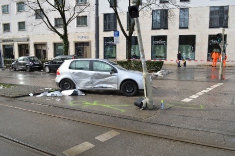 Auto rammt Ampel, Foto: Polizei München