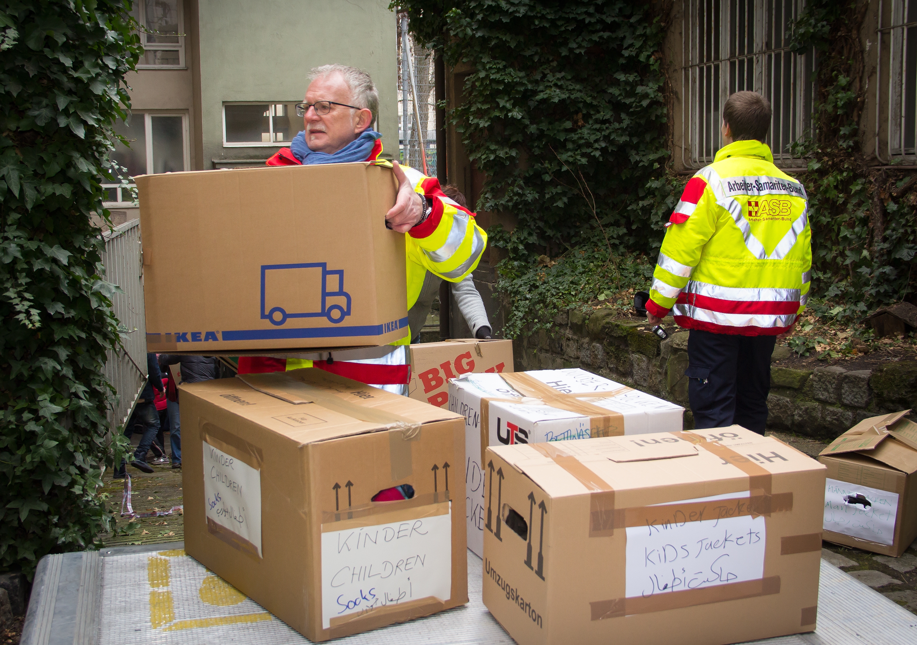SPD-Politiker Pfaffmann packt mit an, SPD-Politiker Pfaffmann packt mit an Quelle: SPD