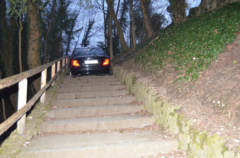 Pkw stürzt 8 Meter tief. Foto: Bundespolizei