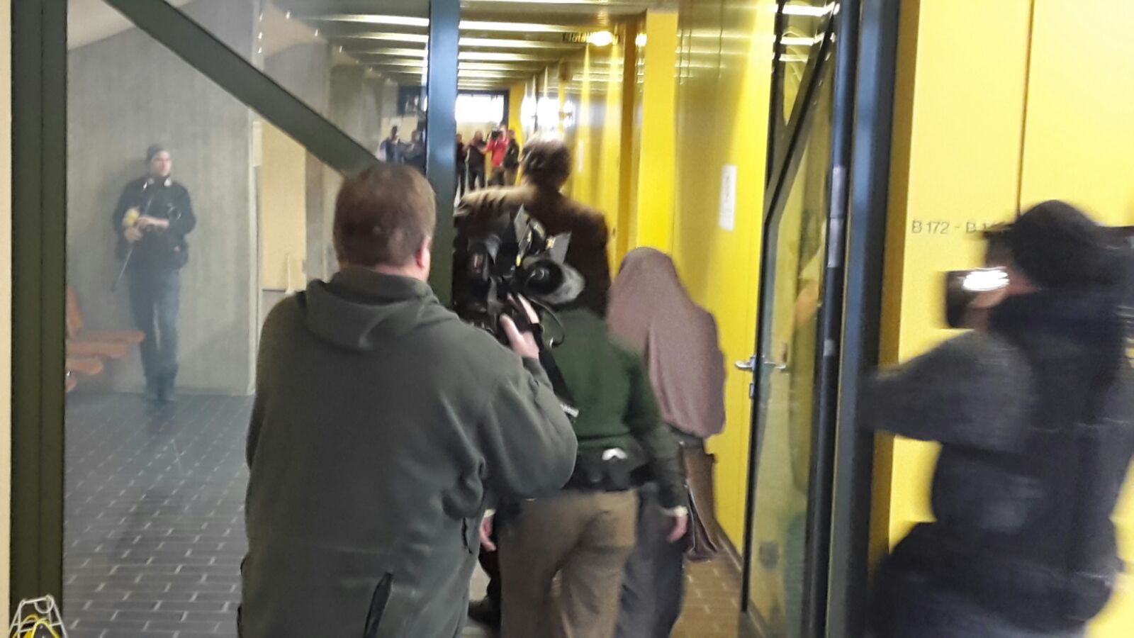 burka verschleiert im gericht 
