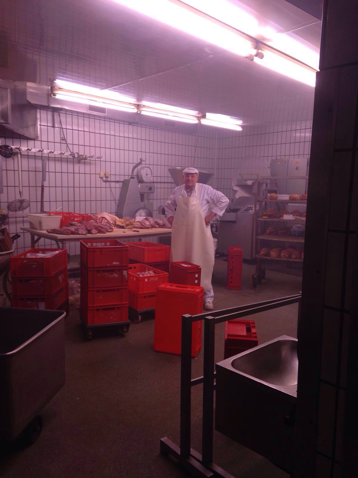 Metzger Franz Pichler von Metzgerei Wittmann in Haidhausen in Produktionsstätte mit fleisch und wurst, Metzger Franz Pichler in Produktionsstätte