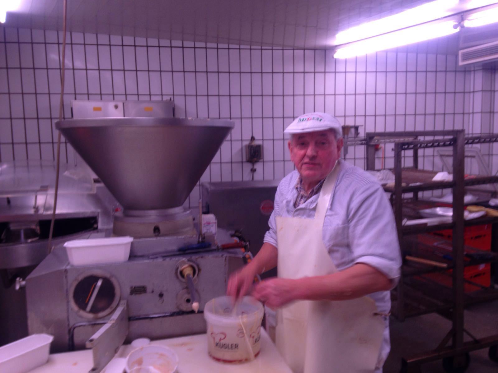 Metzger Franz Pichler von Metzgerei Wittmann in Haidhausen in Produktionsstätte mit fleisch und wurst, Metzger Franz Pichler in Produktionsstätte