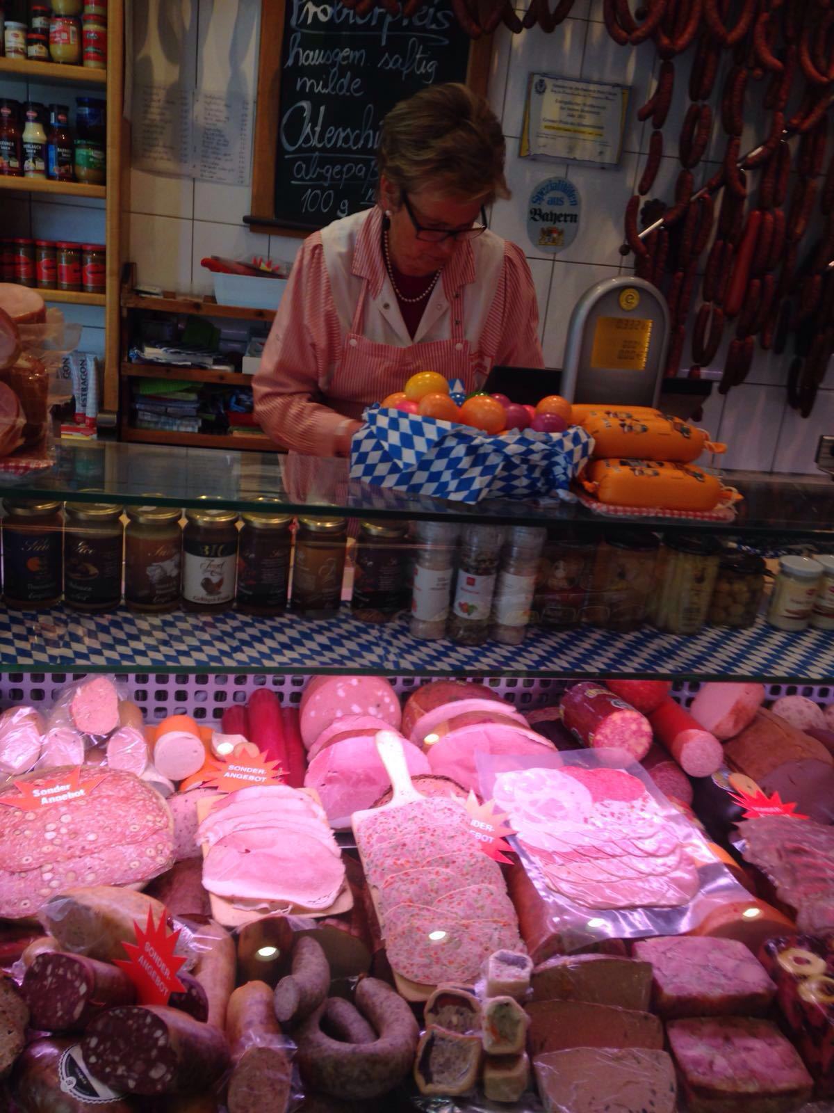 Metzgereiinhaberin Gabi Pichler hinter der Theke von Metzgerei Wittmann mit Fleisch und Wursttheke in Haidhausen, Gabi Pichler steht seit 46 Jahren hinter der Theke