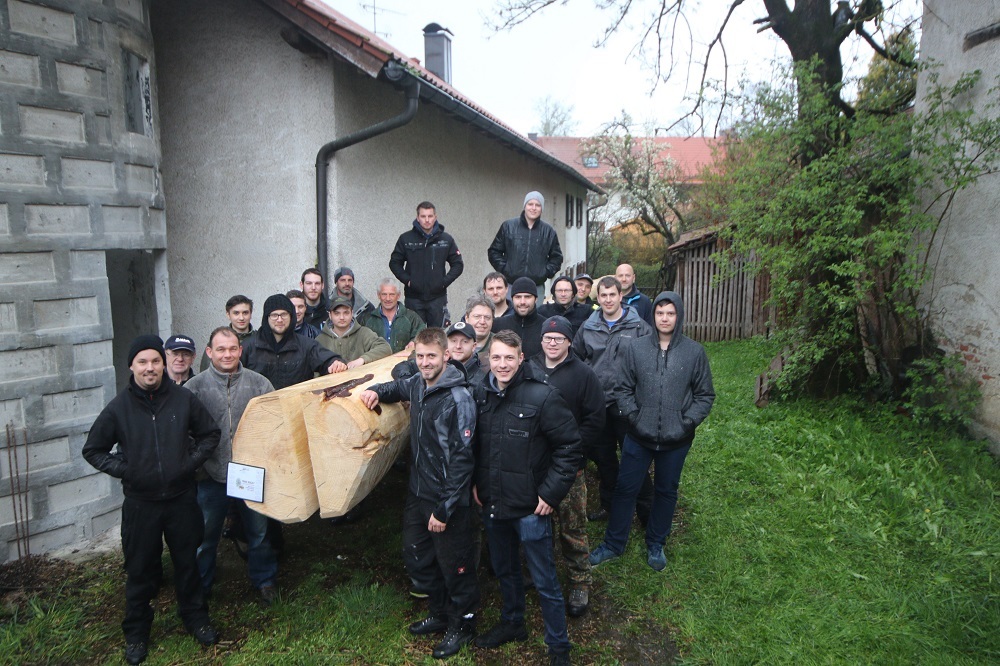 Die stolzen Maibaumdiebe. Foto: Burschenverein Unterbrunn