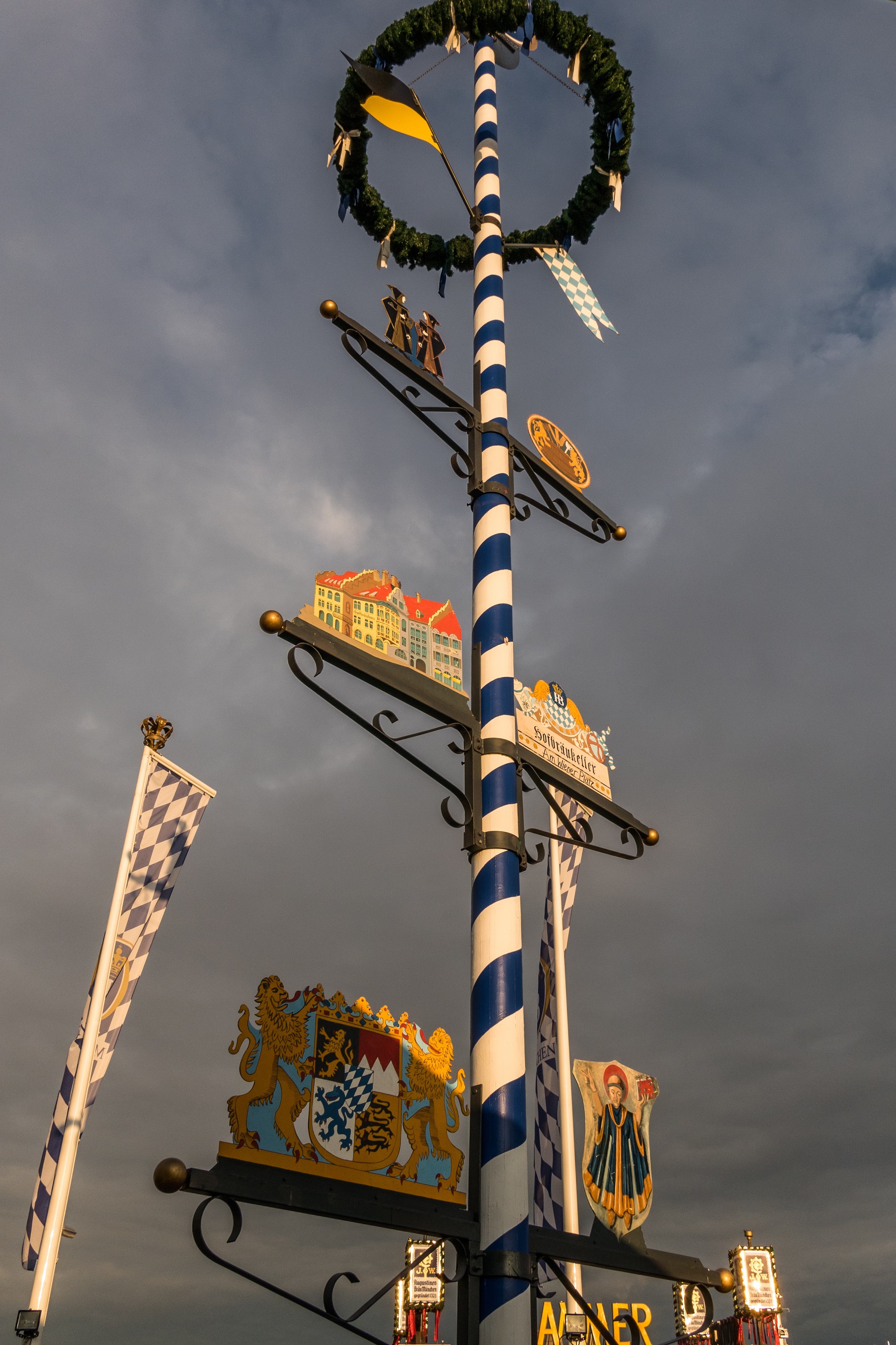 Der Maibaum vor dem Hofbräu-Festzelt, Am 1. Mai dreht sich wieder alles um den Maibaum.