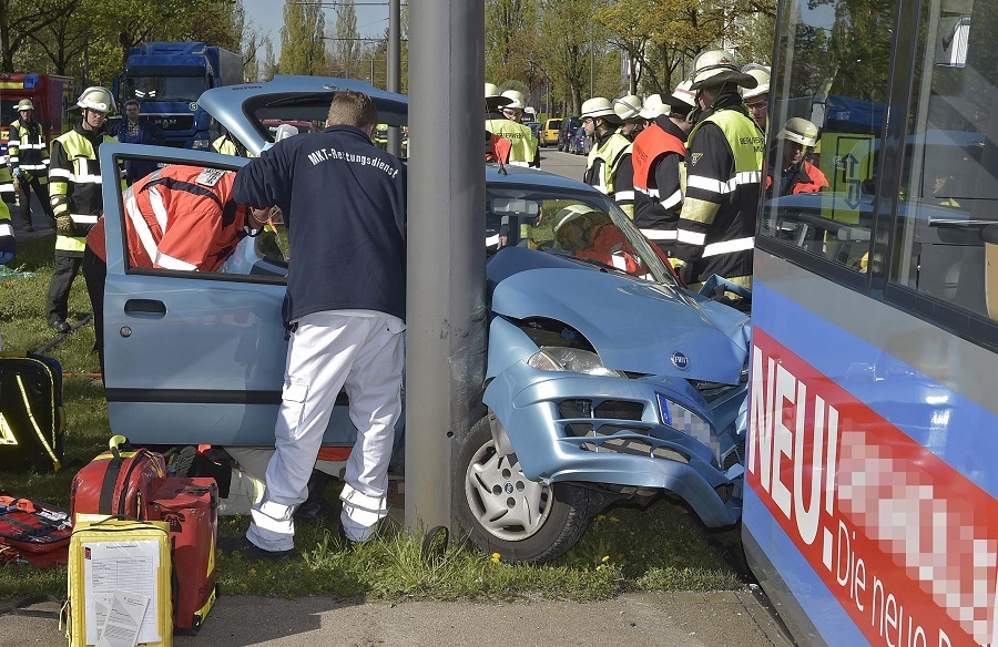 Einsatzkräfte bergen das Fahrzeug nach dem Unfall mit einer Tram, Foto: Berufsfeuerwehr München