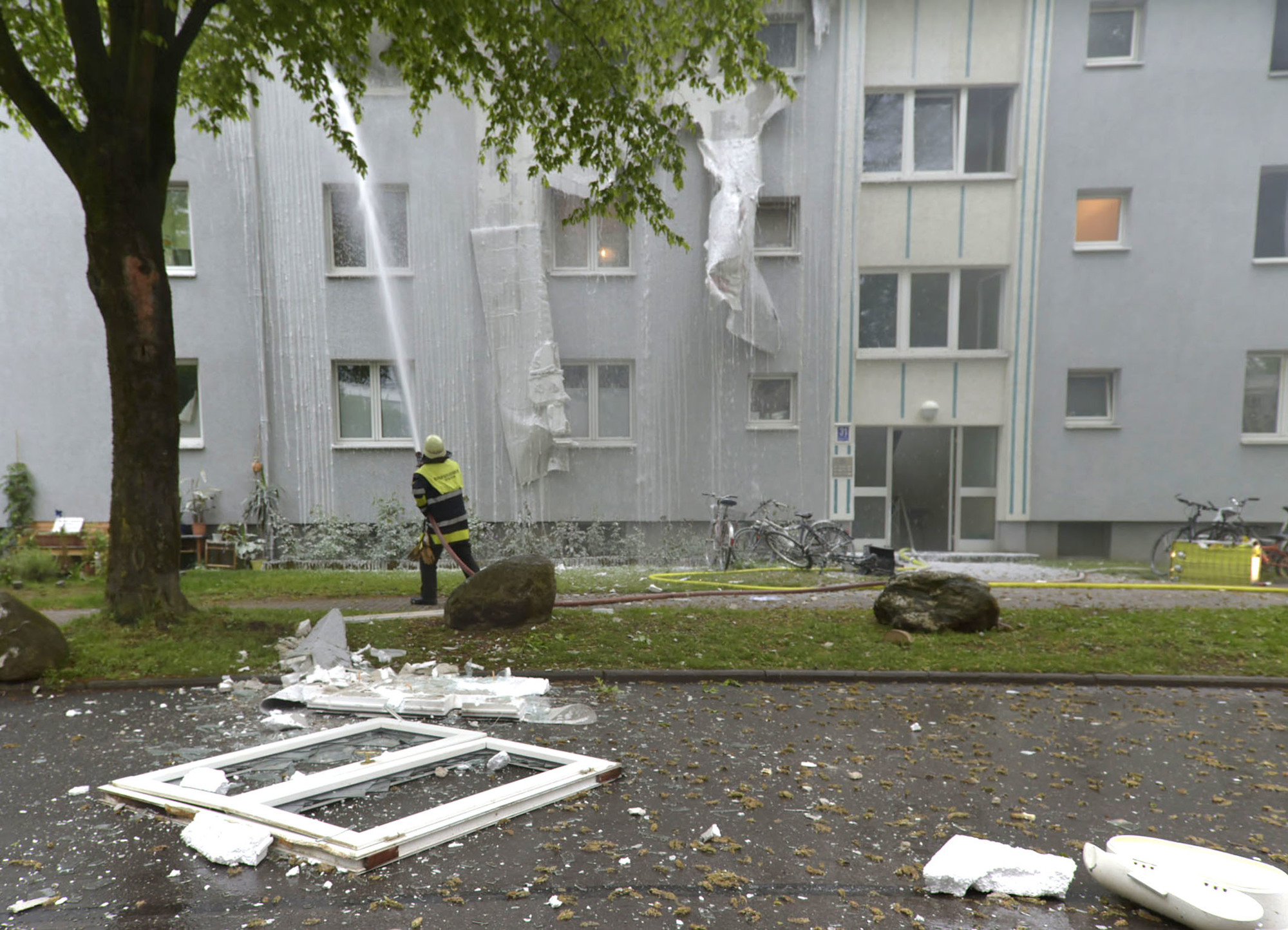 Herumliegendes Fenster nach Brand und Explosion in Berg am Laim, Foto der Berufsfeuerwehr München