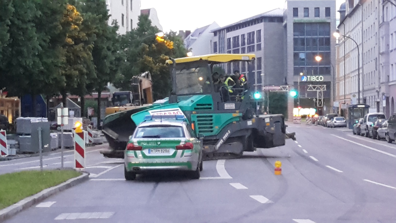 Teermaschine auf Auerfelderstraße blockiert Fahrstreifen - Polizei muss helfen, Polizei und Feuerwehreinsatz in der Au: Teermaschine gestohlen und blockiert Fahrstreifen