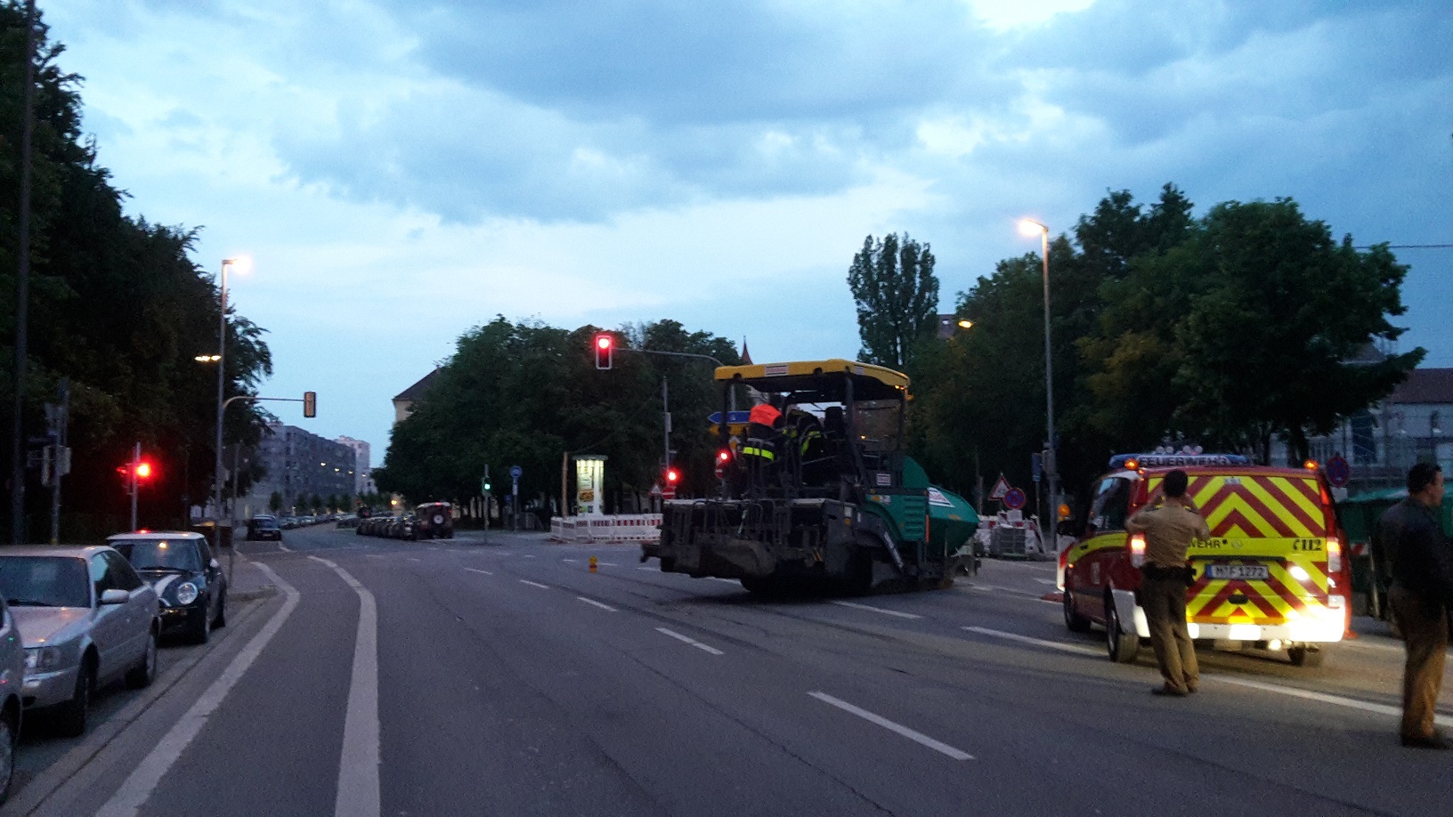 Teermaschine auf Auerfelderstraße blockiert Fahrstreifen - Polizei muss helfen, Einsatzarbeiten der Polizei und Feuerwehr in der Aufelderstraße