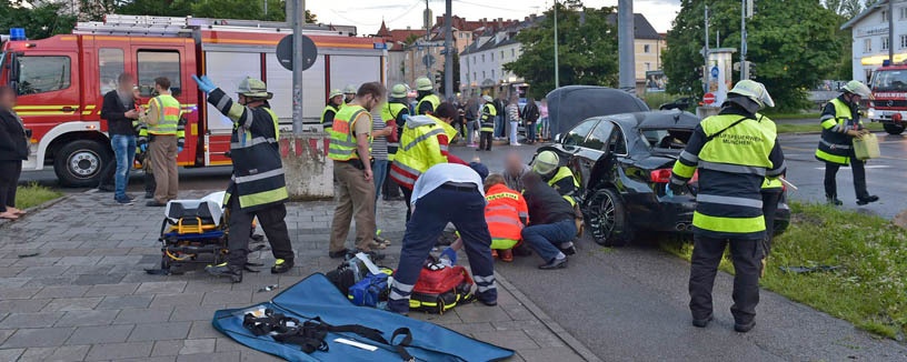 BMW kracht gegen Lichtmast, Foto: Berufsfeuerwehr München