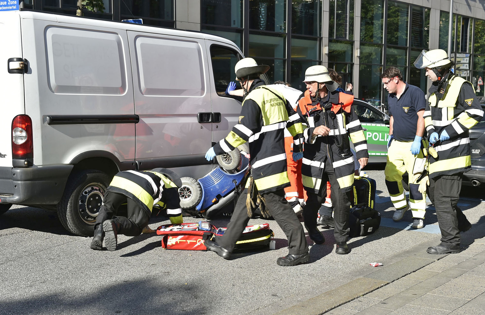 Unfall, Rollstuhlfahrerin unter Transporter eingeklemmt, Foto: Berufsfeuerwehr München