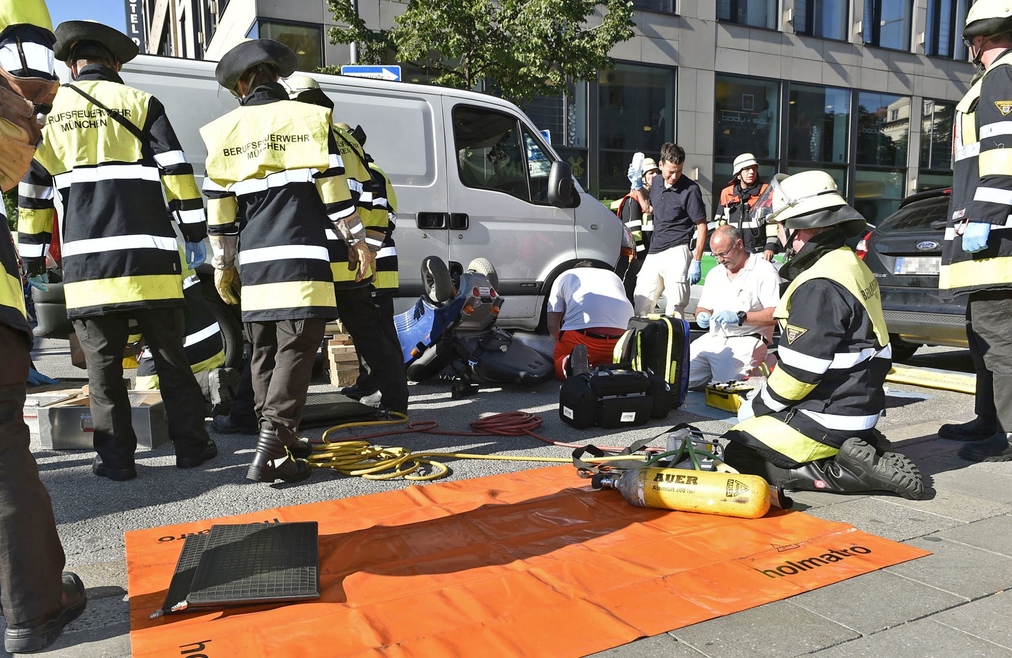 Unfall, Rollstuhlfahrerin unter Transporter eingeklemmt, Foto: Berufsfeuerwehr München