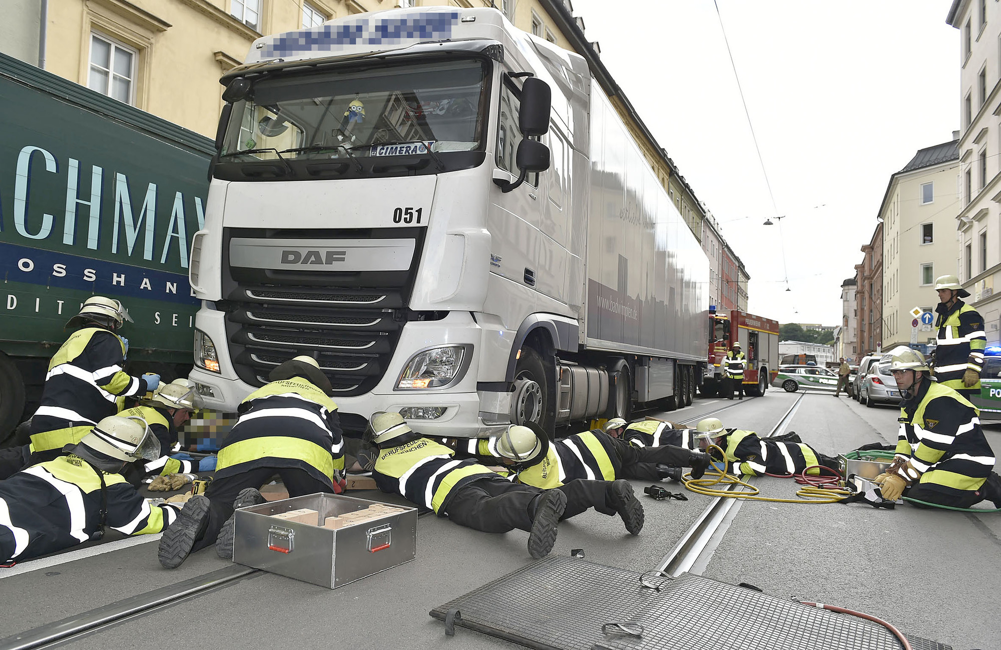Mann unter Lkw eingeklemmt, Foto: Berufsfeuerwehr München