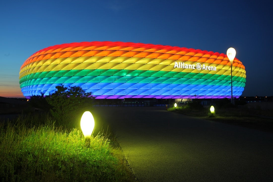 Mit einer regenbogenfarbenen Beleuchtung beteiligte sich die Allianz Arena am Christopher Street Day in München, Foto: Allianz Arena/B. Ducke