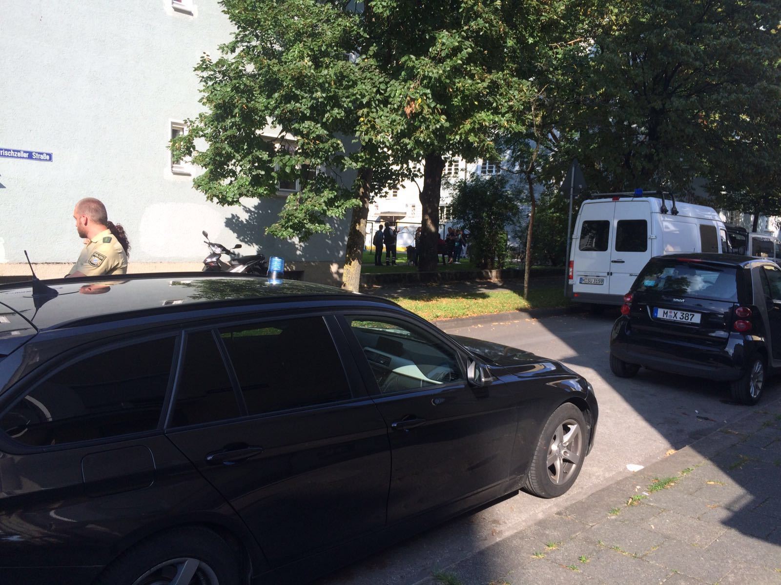 Polizisten stehen nahe am Tatort der Messeratatcke in Giesingauf der Straße