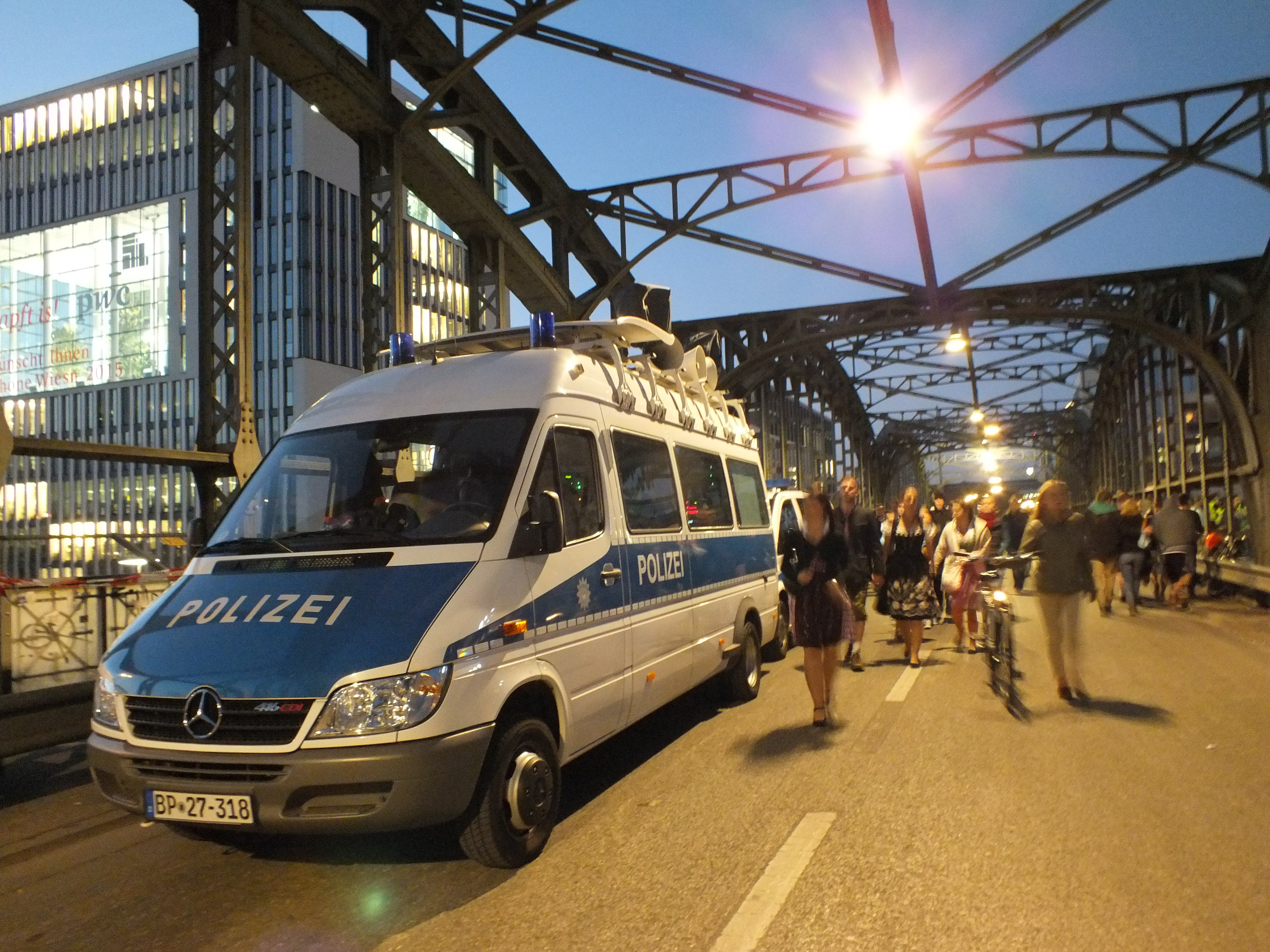 Ein Bundespolizeiauto an der Hackerbrücke zur Wiesnzeit, Foto: Bundespolizei München