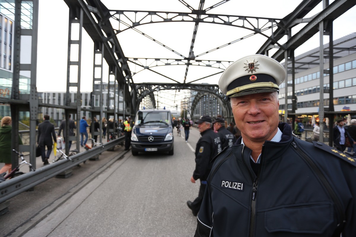 Leiter der Polizeiinspektion Vanzelow an der Hackerbrücke zur Wiesn-Zeit, Bild: Bundespolizei München