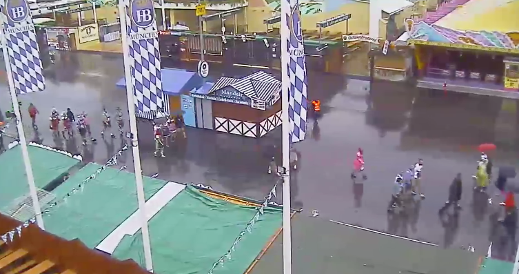 Die ersten Besucher auf der Theresienwiese - Aufnahmen der Wiesn-Live-Webcam