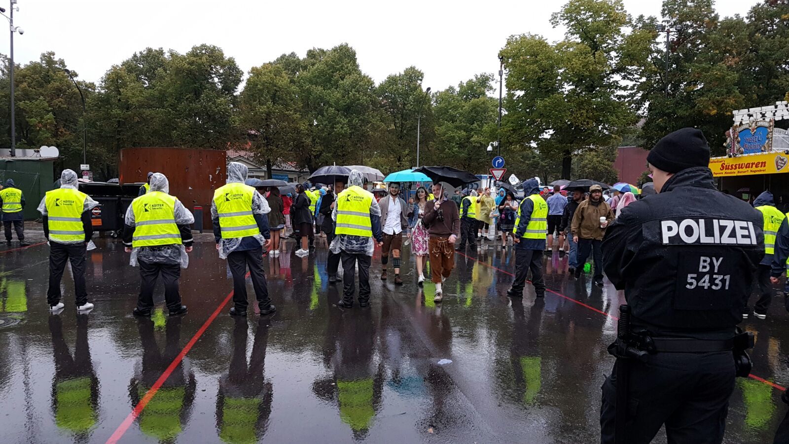 Diesmal gibt es Einlasskontrollen, Bilder vom ersten Tag Oktoberfest in München