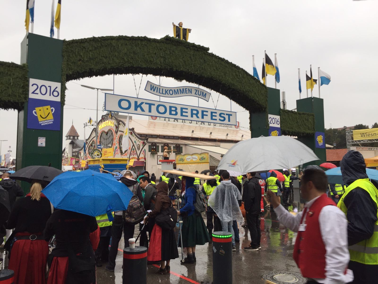 Der Eingang zur Wieso - Trotz Regen und Kontrollen kommen viele zum Oktoberfest