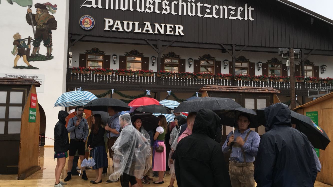 Oktoberfest 2016: Viele Gäste wollen zum Anstich ins Schottenhasel und stehen deshalb auf der Wiese Schlange