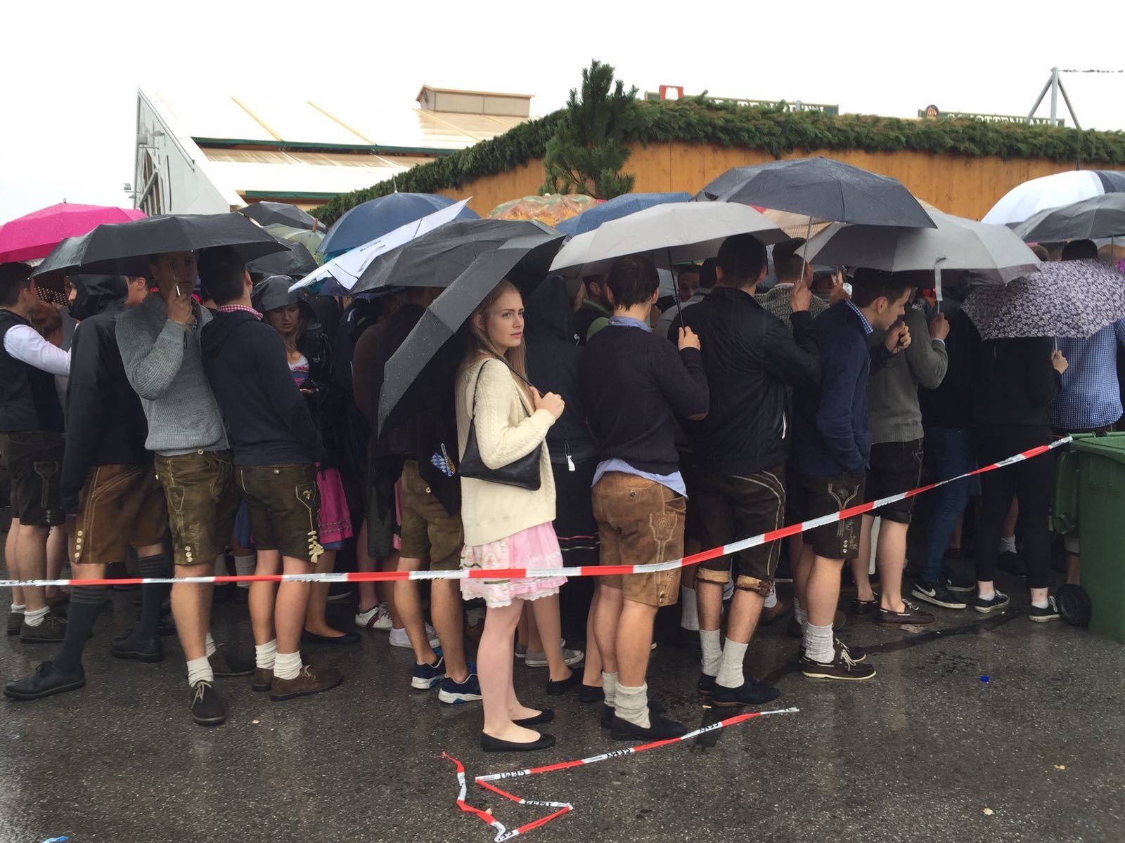 Lange Schlange vor dem Bierzelt vor Anstich - Oktoberfest