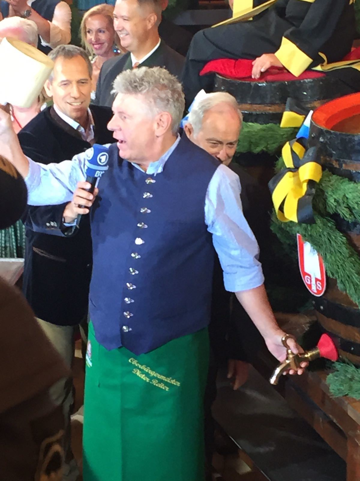 Mit zwei Schlägen hat Dieter Reiter das Münchner Oktoberfest beim Anzapfen eröffnet.