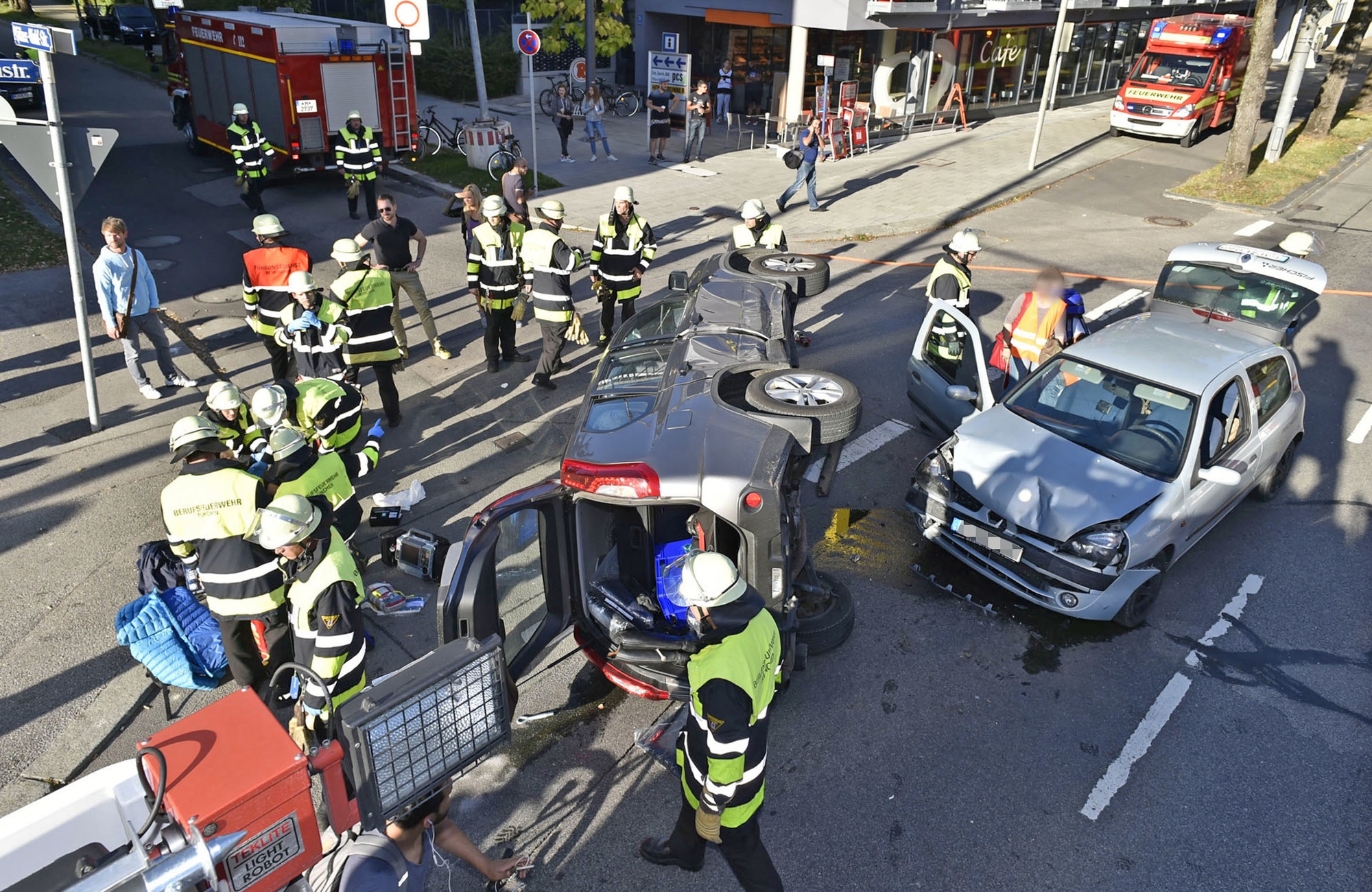 Unfall in der Chiemgaustraße - Foto: Berufsfeuerwehr München