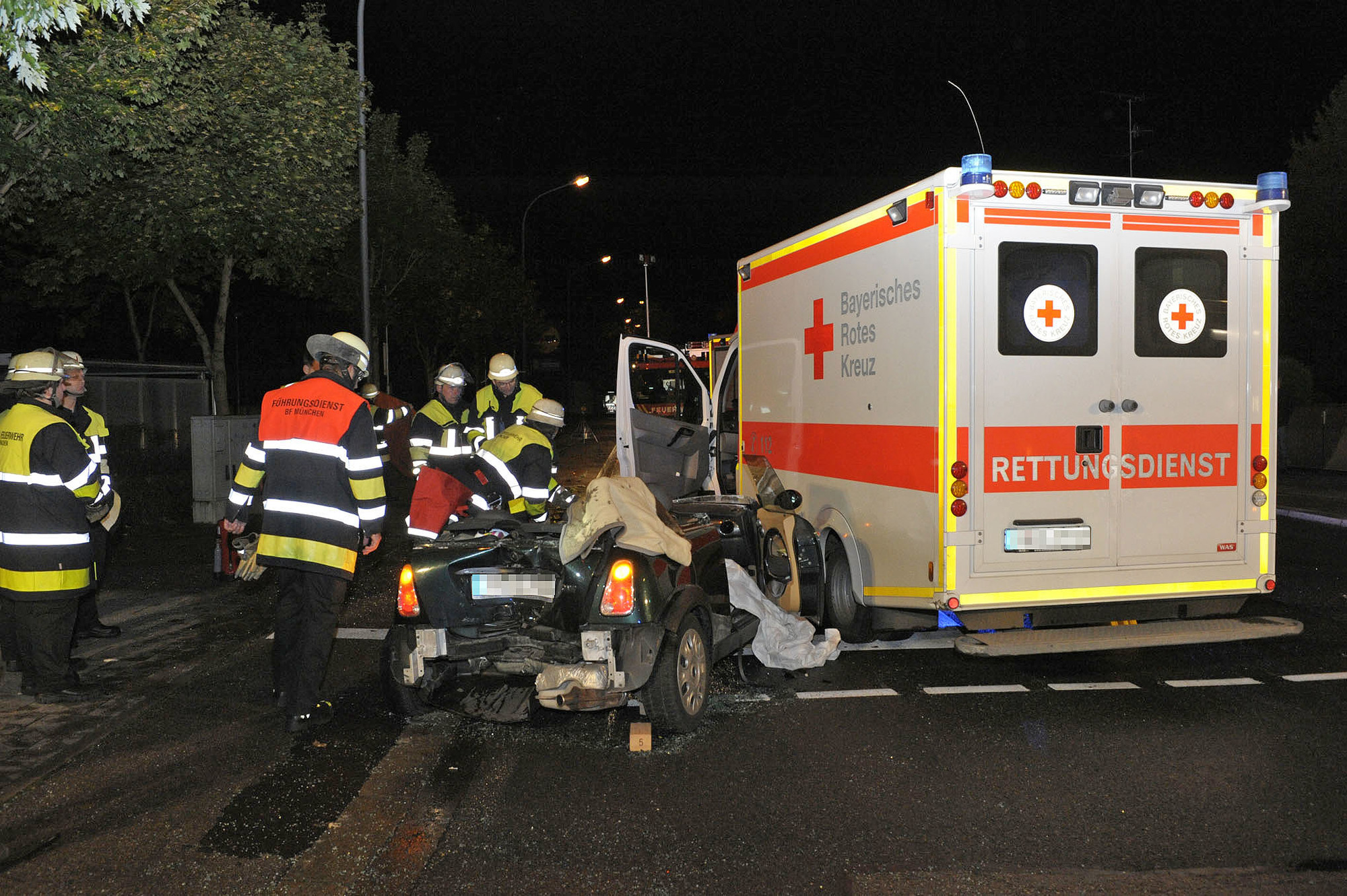 Der Unfall zwischen einem Rettungswagen und einem PKW., Foto: Berufsfeuerwehr München
