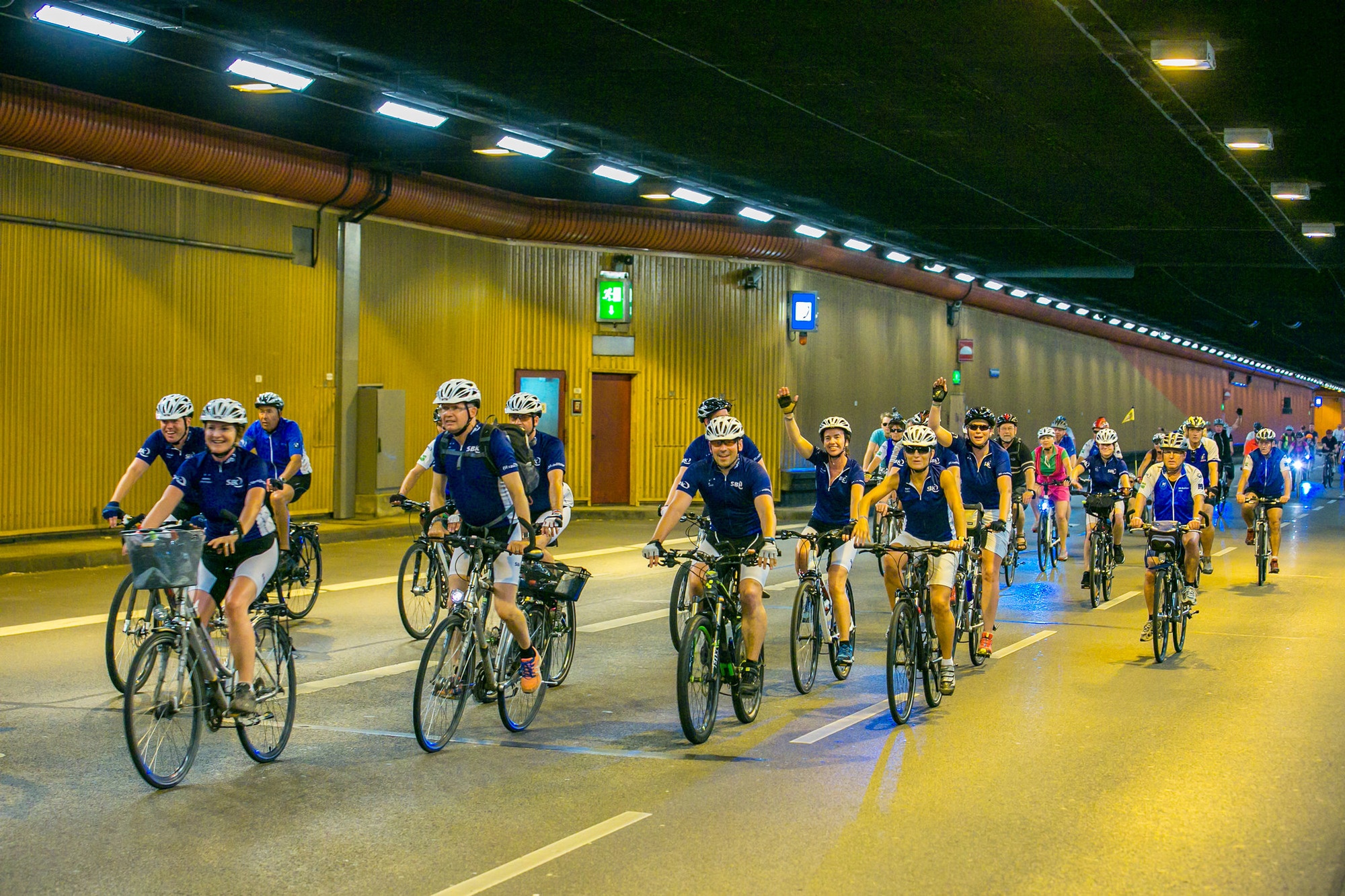 Fahrradfahrer auf dem Mittleren Ring in München im Tunnel, Radlhauptstadt München - Foto: Andreas Schebesta