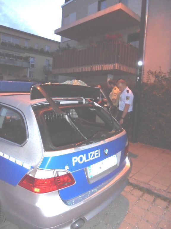 Der zerstörte Dienstwagen der Bundespolizei., Foto: Bundespolizei