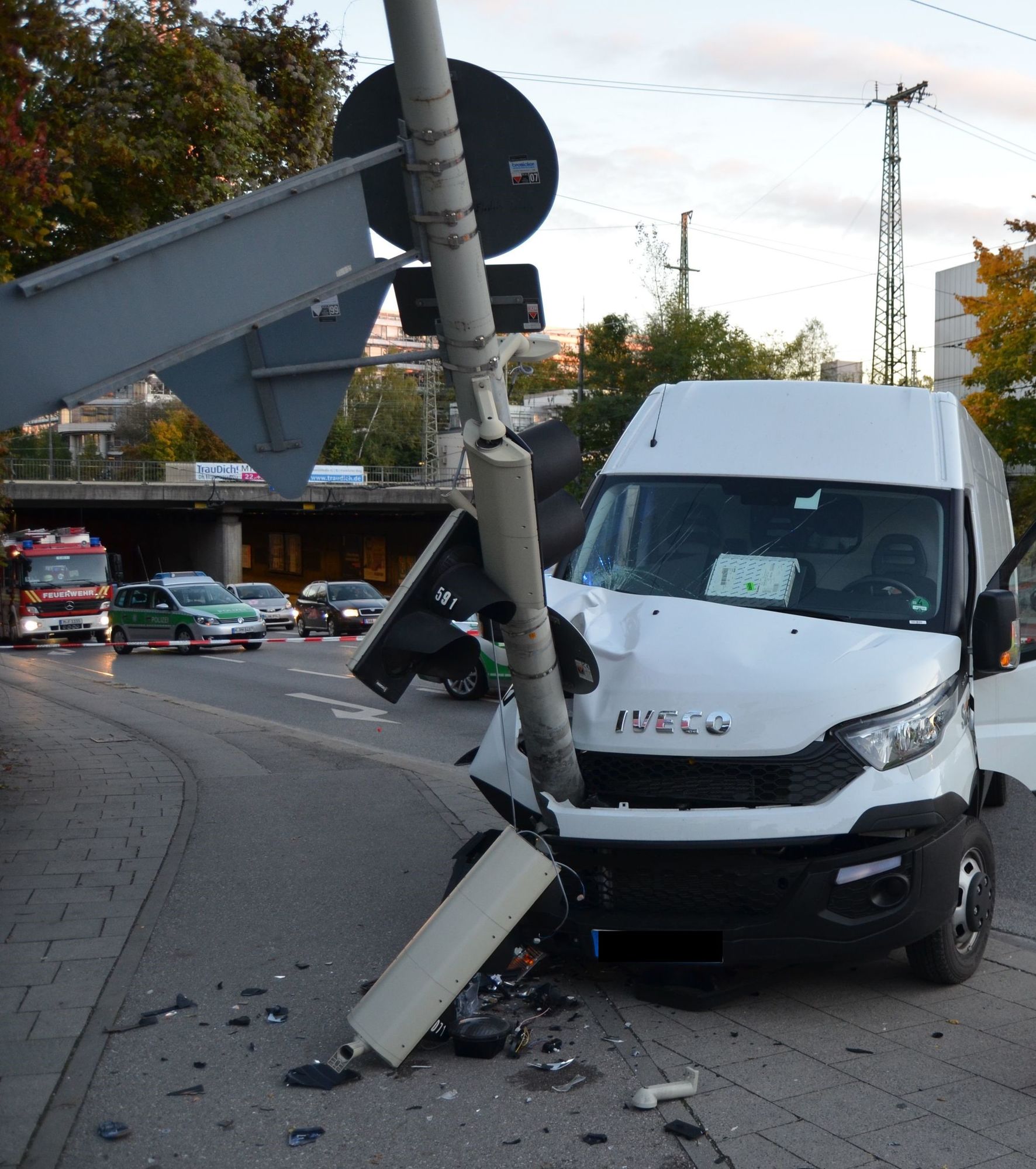 Unfall mit umgeknickter Ampel - Passant verletzt (Berg am Laim Strasse München), Foto: Polizei