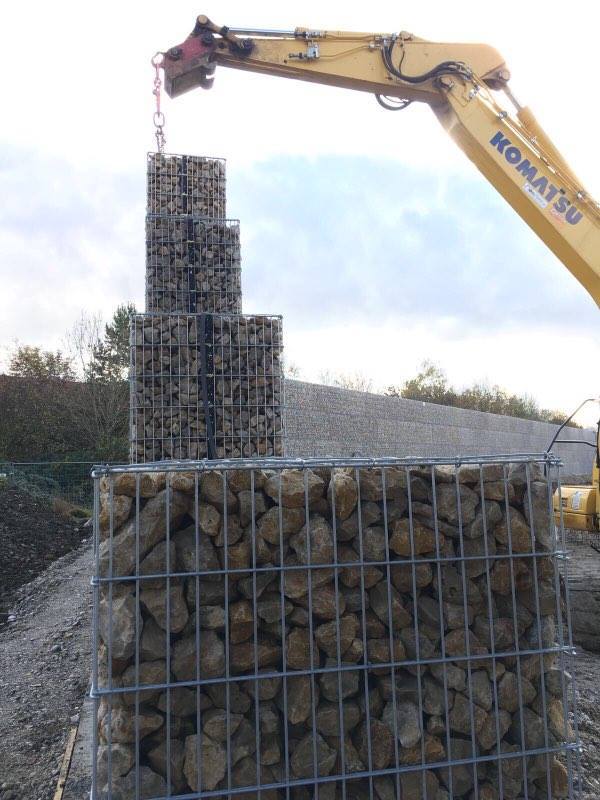 Die Mauer zwischen einem Flüchtlingsheim und einem Wohnviertel in Neuperlach.