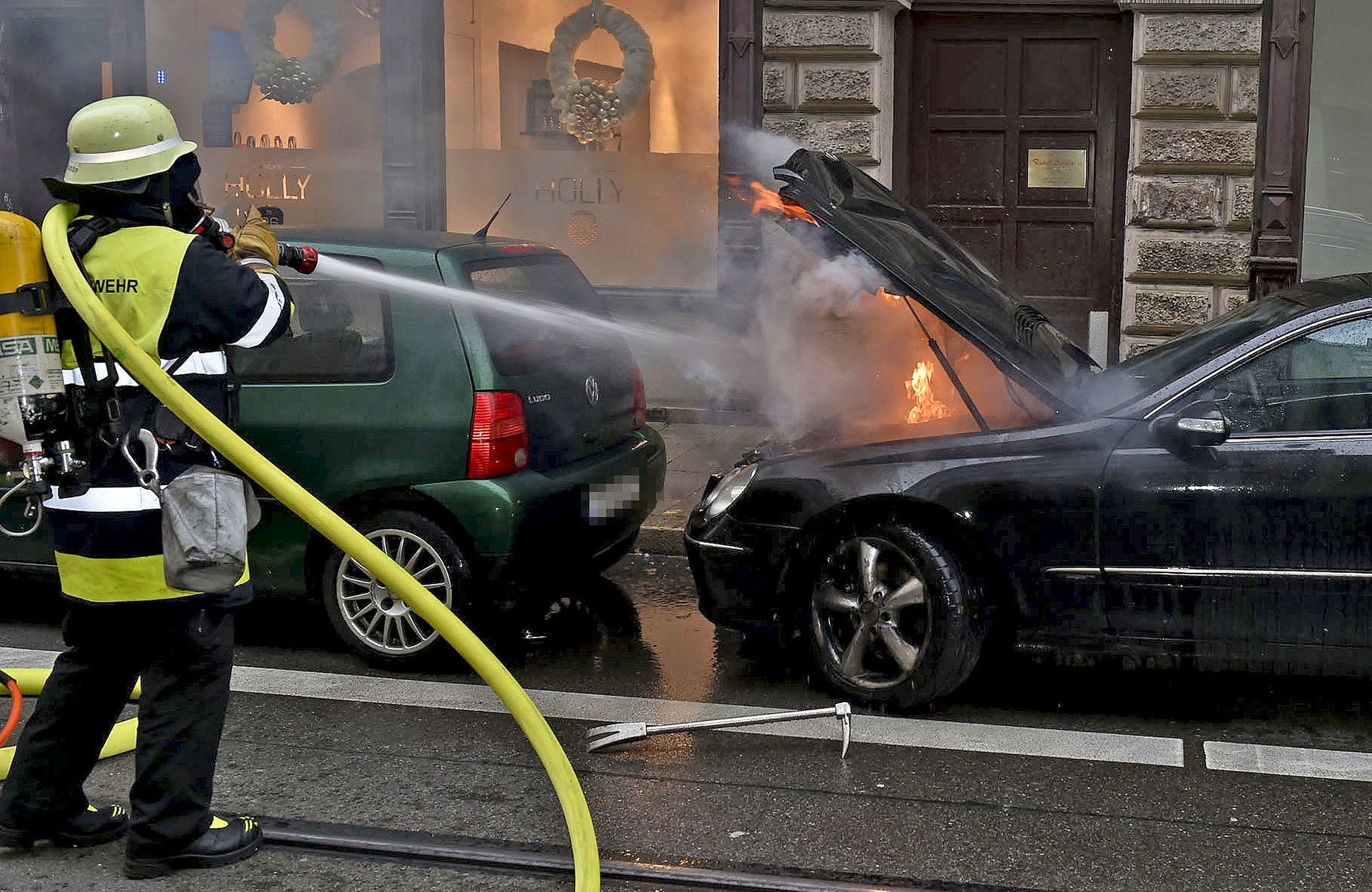 Die Feuerwehr löscht das brennende Fahrzeug., Foto: Berufsfeuerwehr München