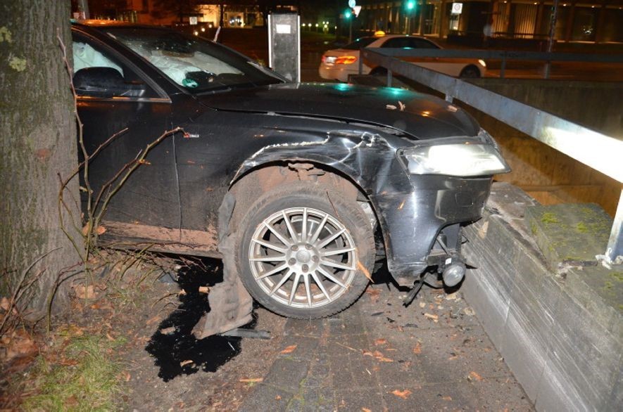 Der zerstörte Wagen nach der Alkoholfahrt durch München., Foto: Polizei