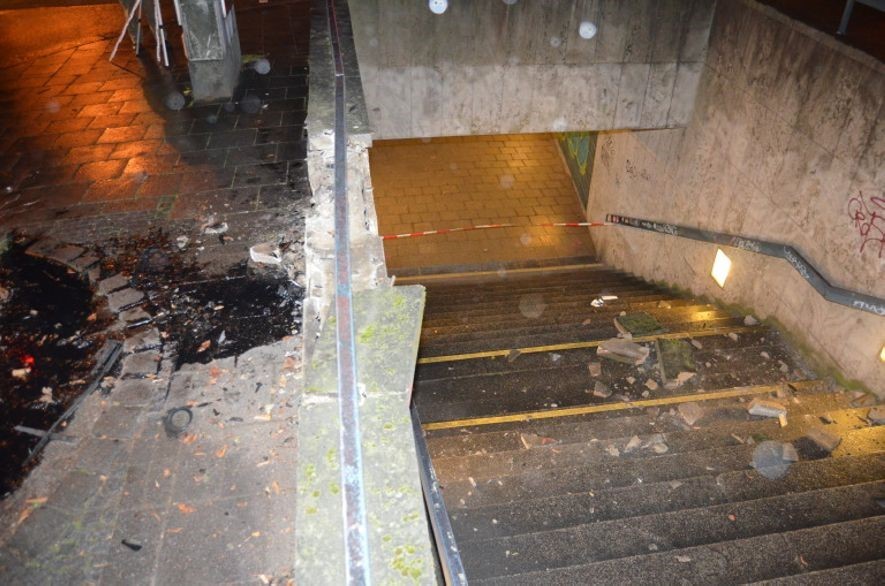 Die Betonblöcke fielen hinab in den Treppenaufgang., Foto: Polizei