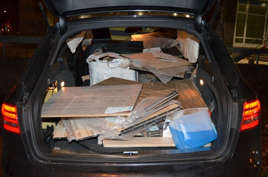 Die Parkettböden im Wageninneren wurden ebenfalls zerstört., Foto: Polizei