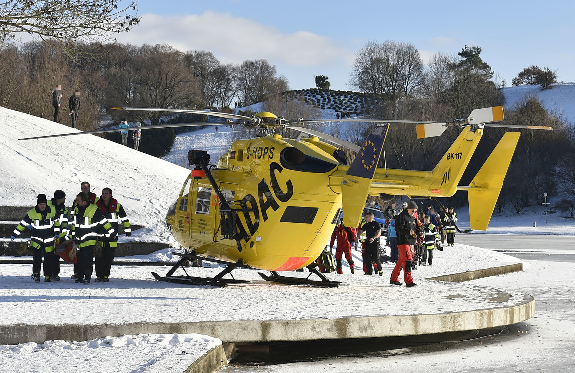Rettungseinsatz aufgrund eingebrochener Personen am Olympiasee., Foto: Berufsfeuerwehr München
