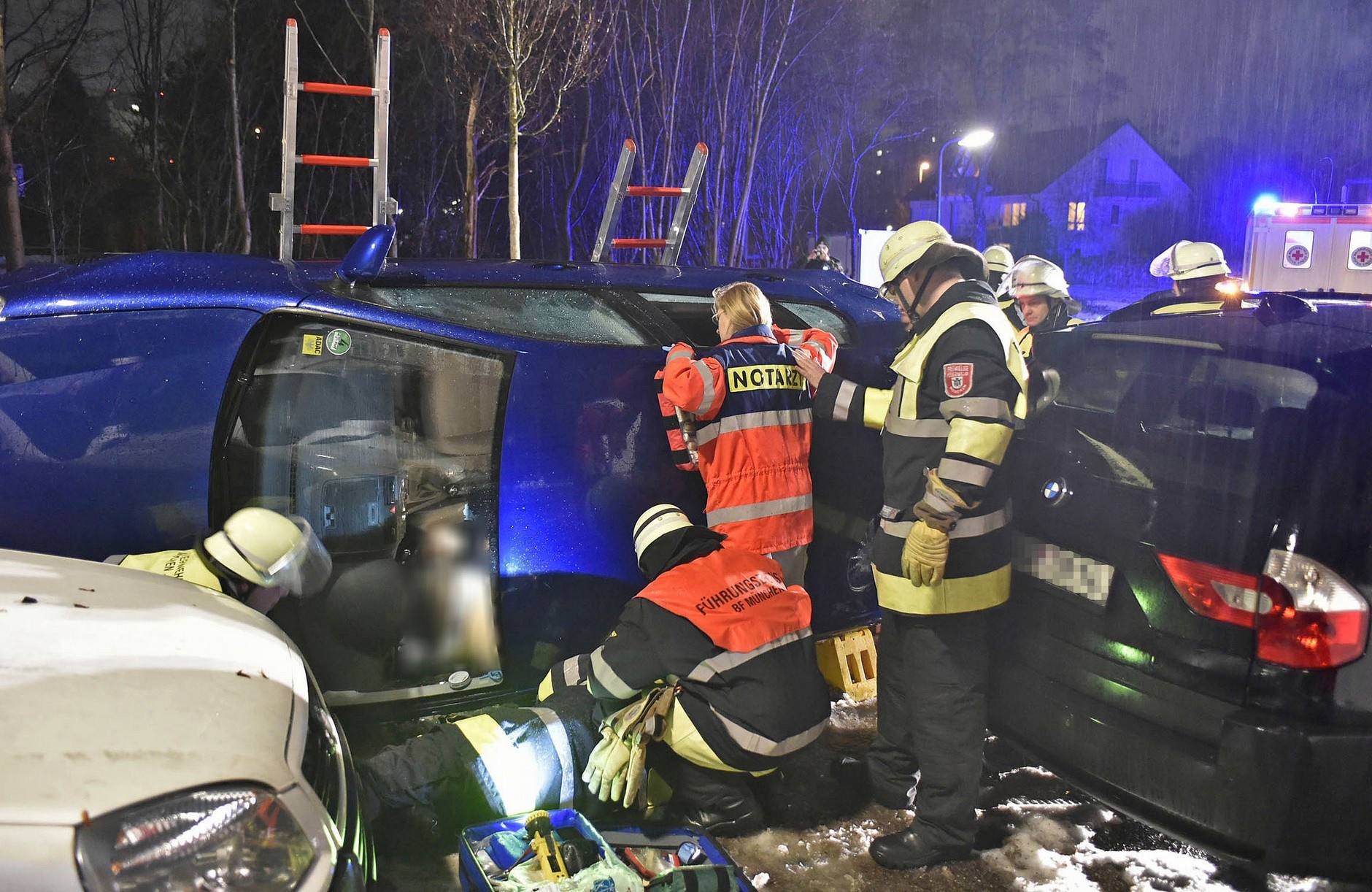 Der VW Golf des Rentners kippte bei dem Unfall auf die Seite., Foto: Berufsfeuerwehr München